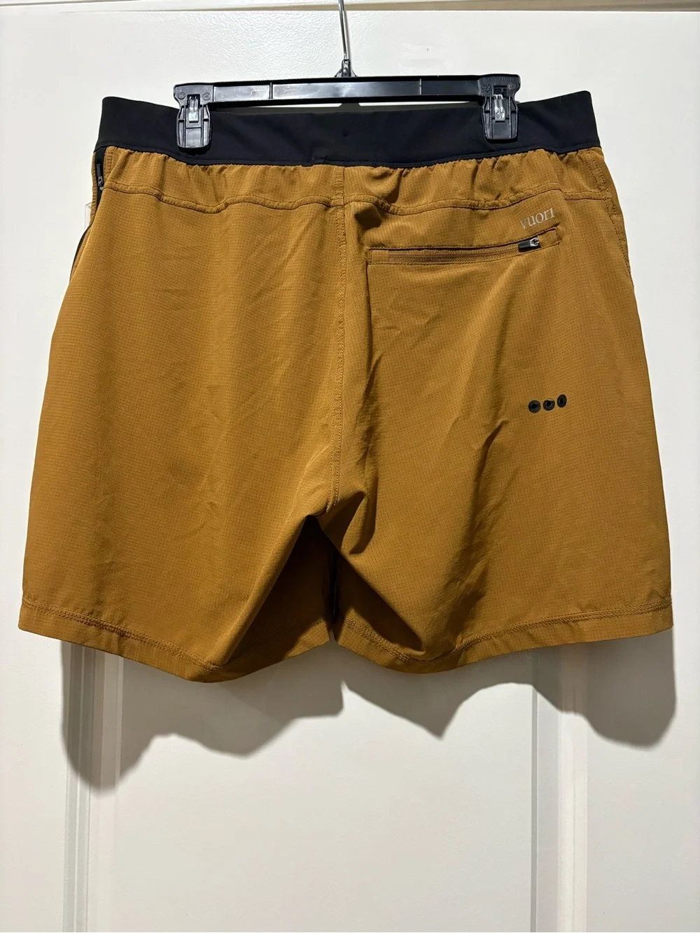 Vuori Men’s Athletic Training Shorts Mustard Gold Black Size XL 6” Inseam